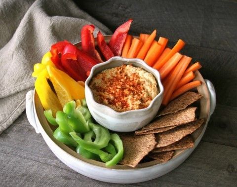 hortalizas frescas en tiras en plato para disfrutar con hummus