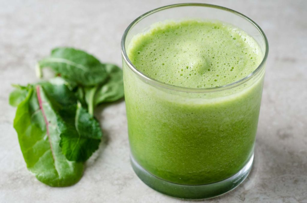 batido verde a base de diversas hortalizas y ramas